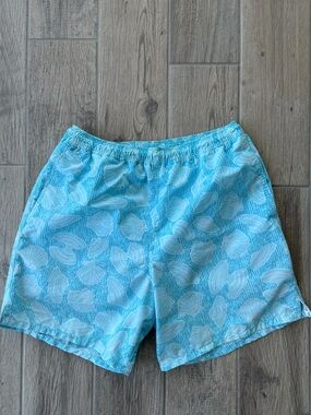 Lilly Pulitzer Men’s Aqua and White Shell-Print Swim Shorts Size Medium